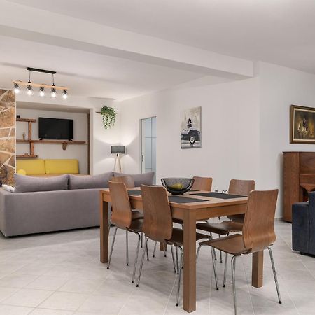 Domelia'S Luxury Apartments Near Airport & Beach アルテミダ エクステリア 写真