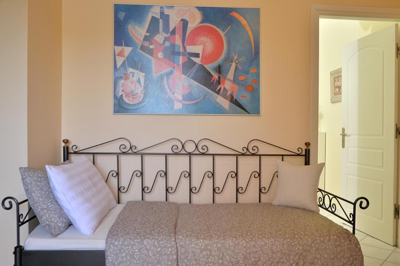 Domelia'S Luxury Apartments Near Airport & Beach アルテミダ エクステリア 写真